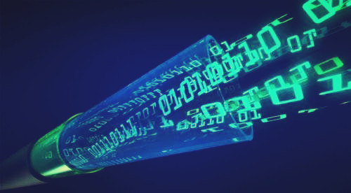 光纖傳輸?shù)暮喗?/></p><p><strong>二、光纖傳輸構(gòu)成</strong></p><p>點到點的光學(xué)傳輸系統(tǒng)由三個基本部分構(gòu)成：產(chǎn)生光信號的光發(fā)送機、攜帶光信號的光纜和接收光信號的光接收機。光纖是一種采用玻璃作為波導(dǎo)，以光的形式將信息從一端傳送到另一端的技術(shù)。今天的低損耗玻璃光纖相對于早期發(fā)展的傳輸介質(zhì)，幾乎不受帶寬限制并具有獨一無二的優(yōu)勢。</p><p style=